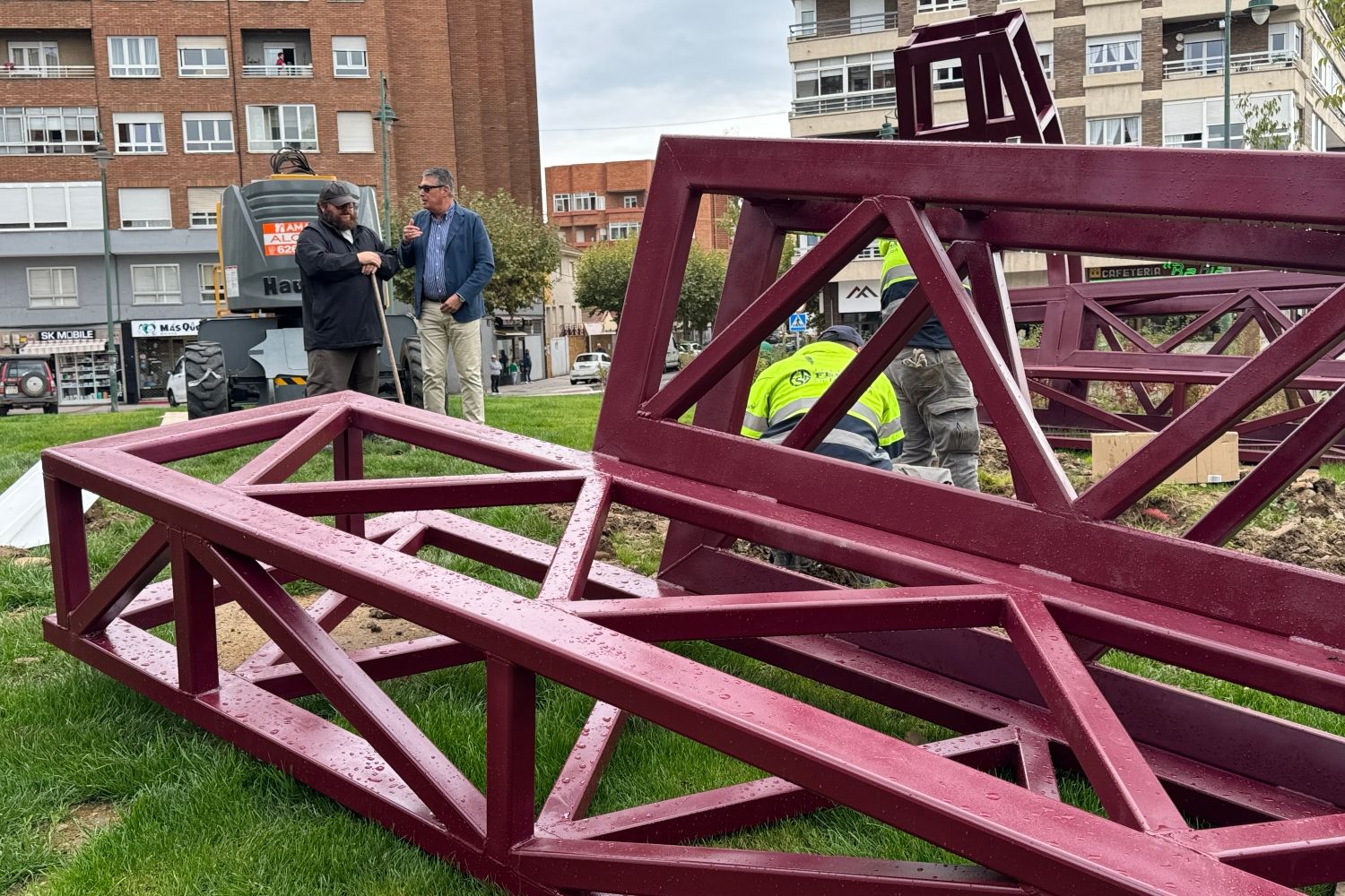 Instalación de la escultura 'El Abrazo' en la Glorieta de Pinilla Instalación de la escultura 'El Abrazo' en la Glorieta de Pinilla