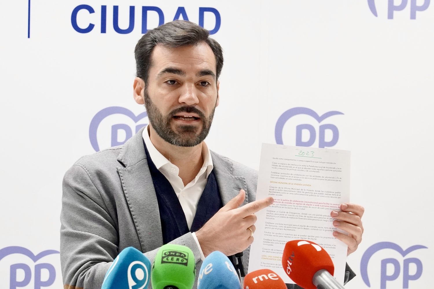 Rueda de prensa del portavoz del PP en el Ayuntamiento de León, David Fernández, para hablar sobre vivienda | Carlos S. Campillo / ICAL 