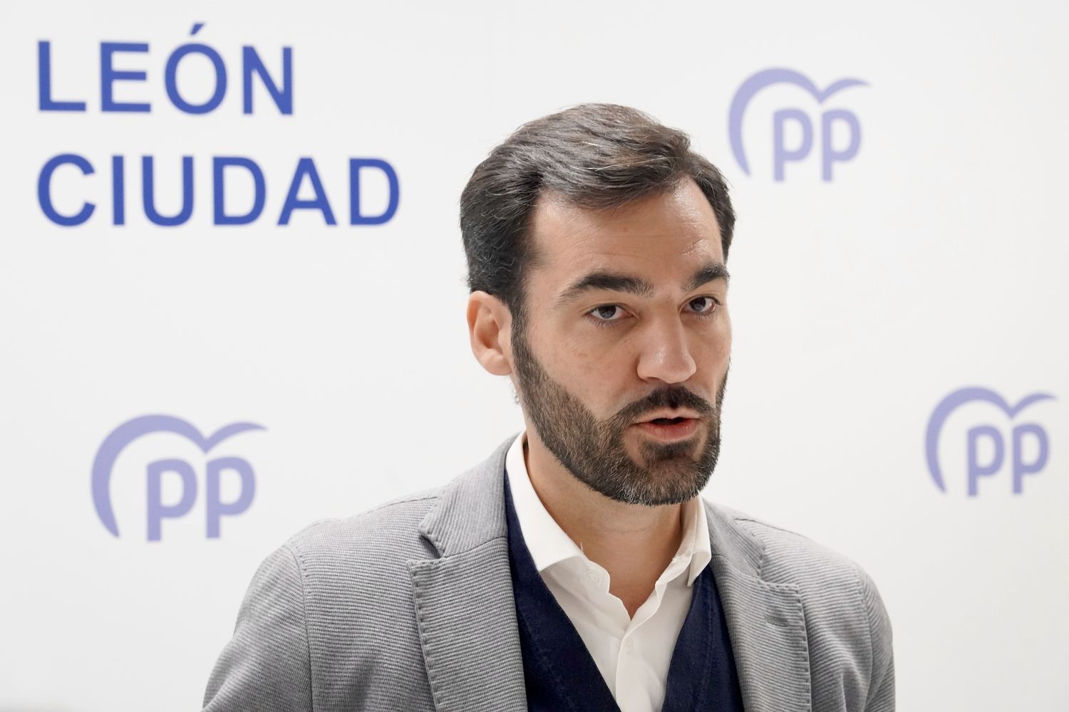 Rueda de prensa del portavoz del PP en el Ayuntamiento de León, David Fernández, para hablar sobre vivienda | Carlos S. Campillo / ICAL