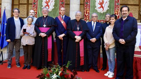 Carlos S. Campillo / ICAL . El alcalde de León, José Antonio Diez, hace entrega de la Medalla de Oro de la Ciudad a la Diócesis de León. Carlos S. Campillo / ICAL . El alcalde de León, José Antonio Diez, hace entrega de la Medalla de Oro de la Ciudad a la Diócesis de León.