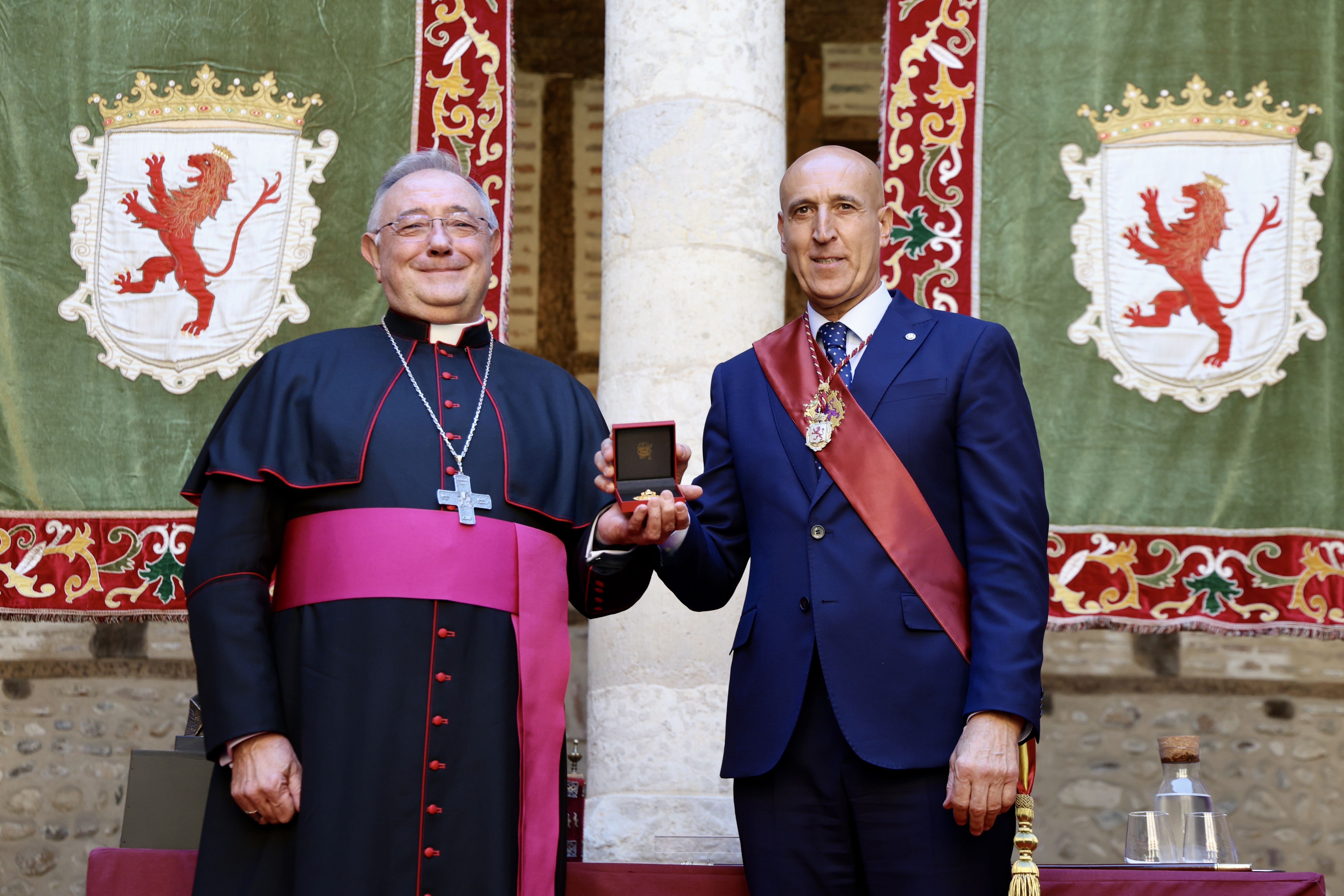 Carlos S. Campillo / ICAL . El alcalde de León, José Antonio Diez, hace entrega de la Medalla de Oro de la Ciudad a la Diócesis de León. Carlos S. Campillo / ICAL . El alcalde de León, José Antonio Diez, hace entrega de la Medalla de Oro de la Ciudad a la Diócesis de León.