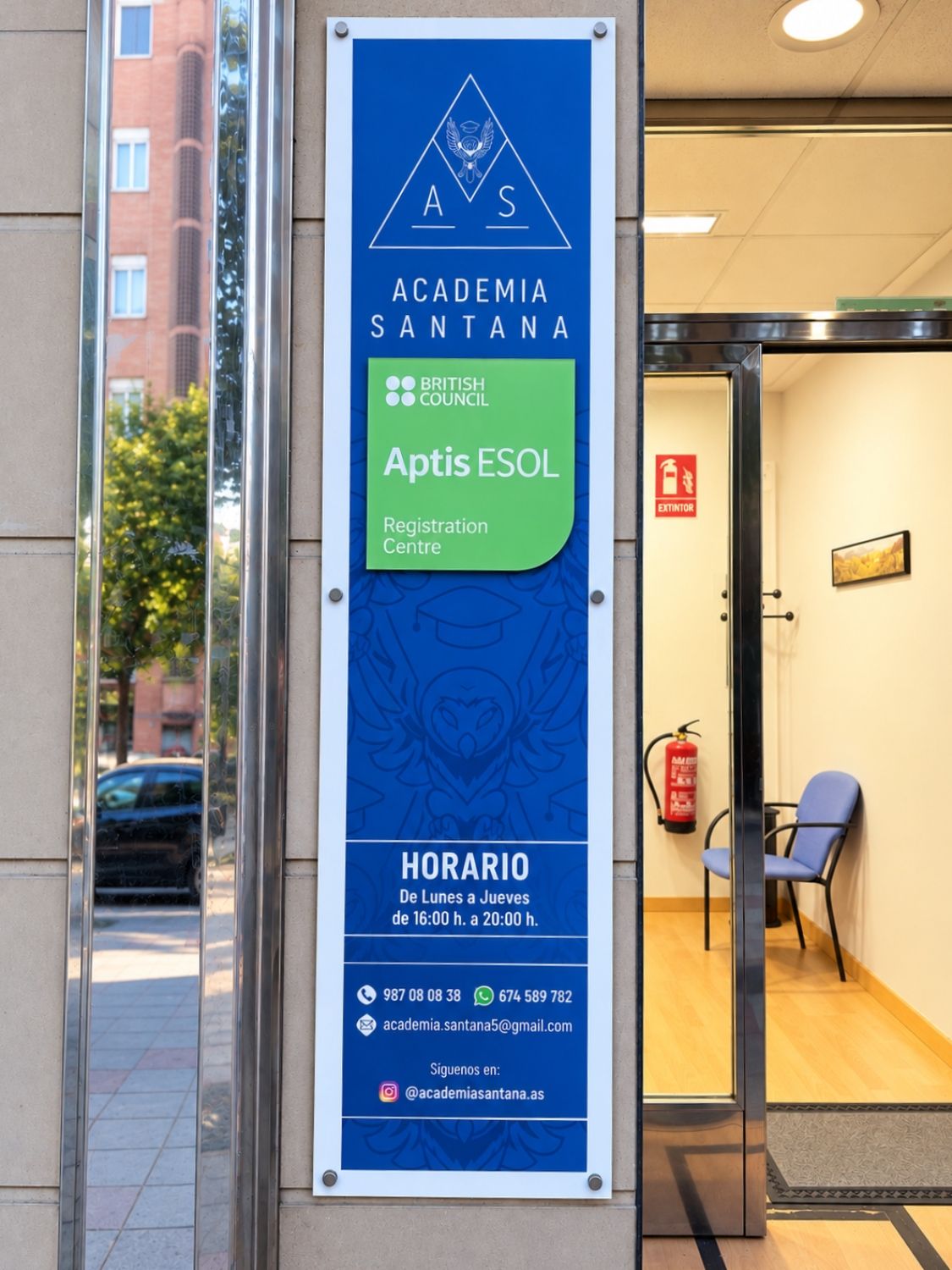 Cartel de la Academia Santana que la acredita como centro asociado del Brithis CouncilAptis ESOL