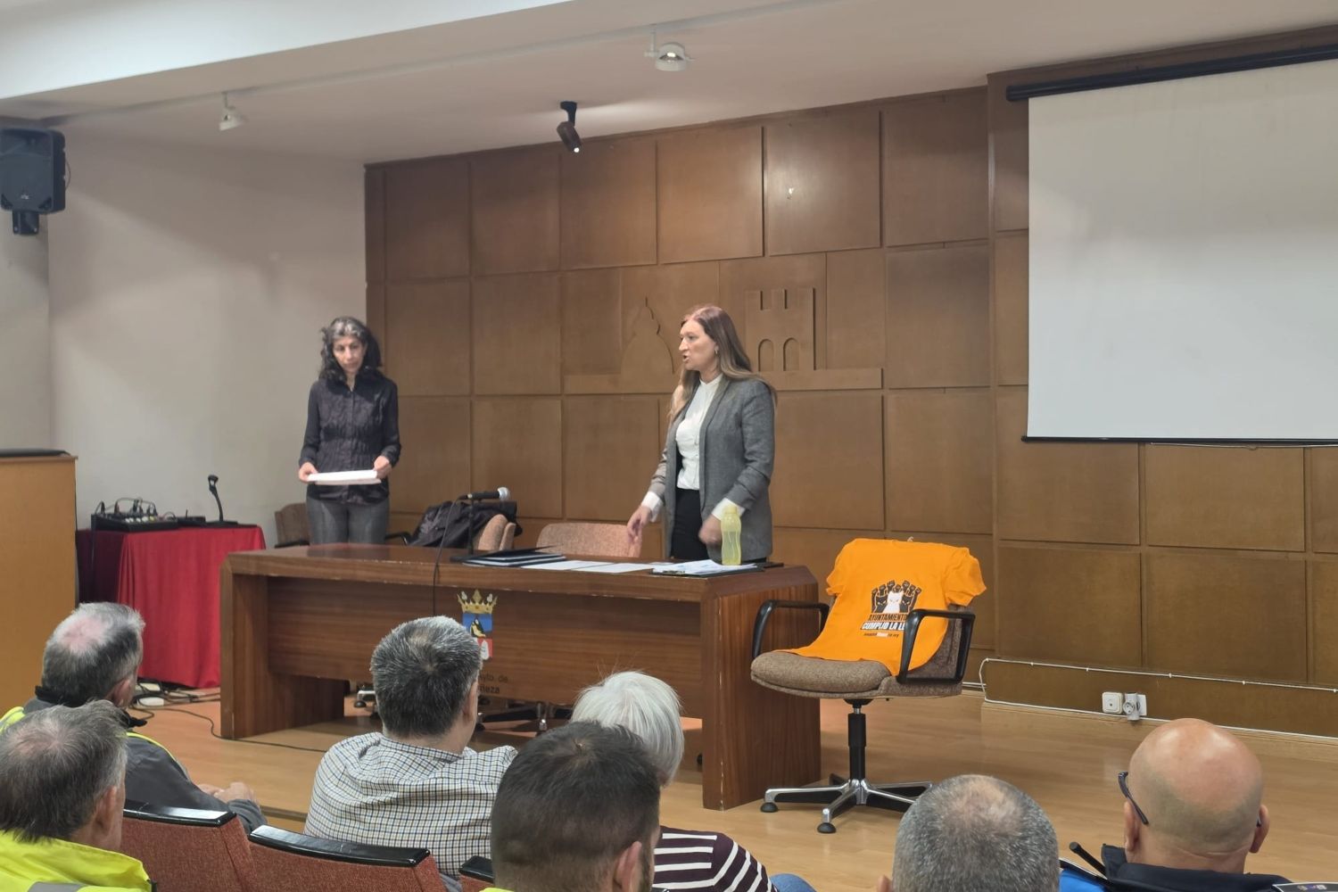 Elena Bailez presentando el Plan CER a los servicios municipales