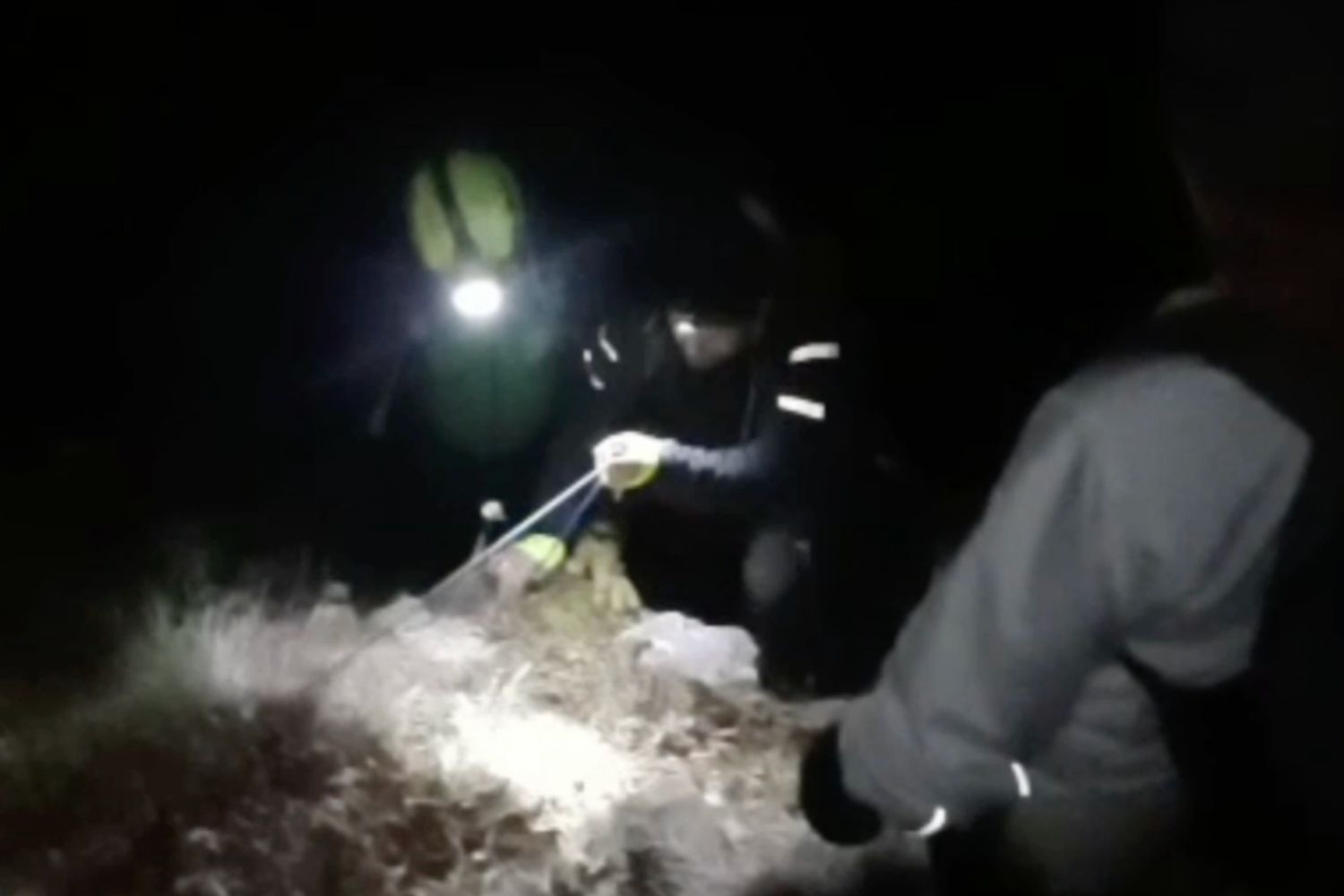 Rescatan de madrugada a tres montañeros bloqueados en una zona escarpada de Oseja de Sajambre