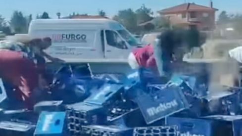 Un camión pierde miles de botellines de cerveza en la entrada al polígono de Villadangos | IG: @Cazurreo Un camión pierde miles de botellines de cerveza en la entrada al polígono de Villadangos | IG: @Cazurreo