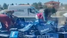 Un camión pierde miles de botellines de cerveza en la entrada al polígono de Villadangos | IG: @Cazurreo Un camión pierde miles de botellines de cerveza en la entrada al polígono de Villadangos | IG: @Cazurreo