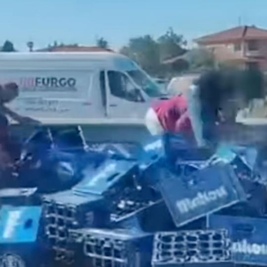 Un camión pierde miles de botellines de cerveza en la entrada al polígono de Villadangos | IG: @Cazurreo Un camión pierde miles de botellines de cerveza en la entrada al polígono de Villadangos | IG: @Cazurreo