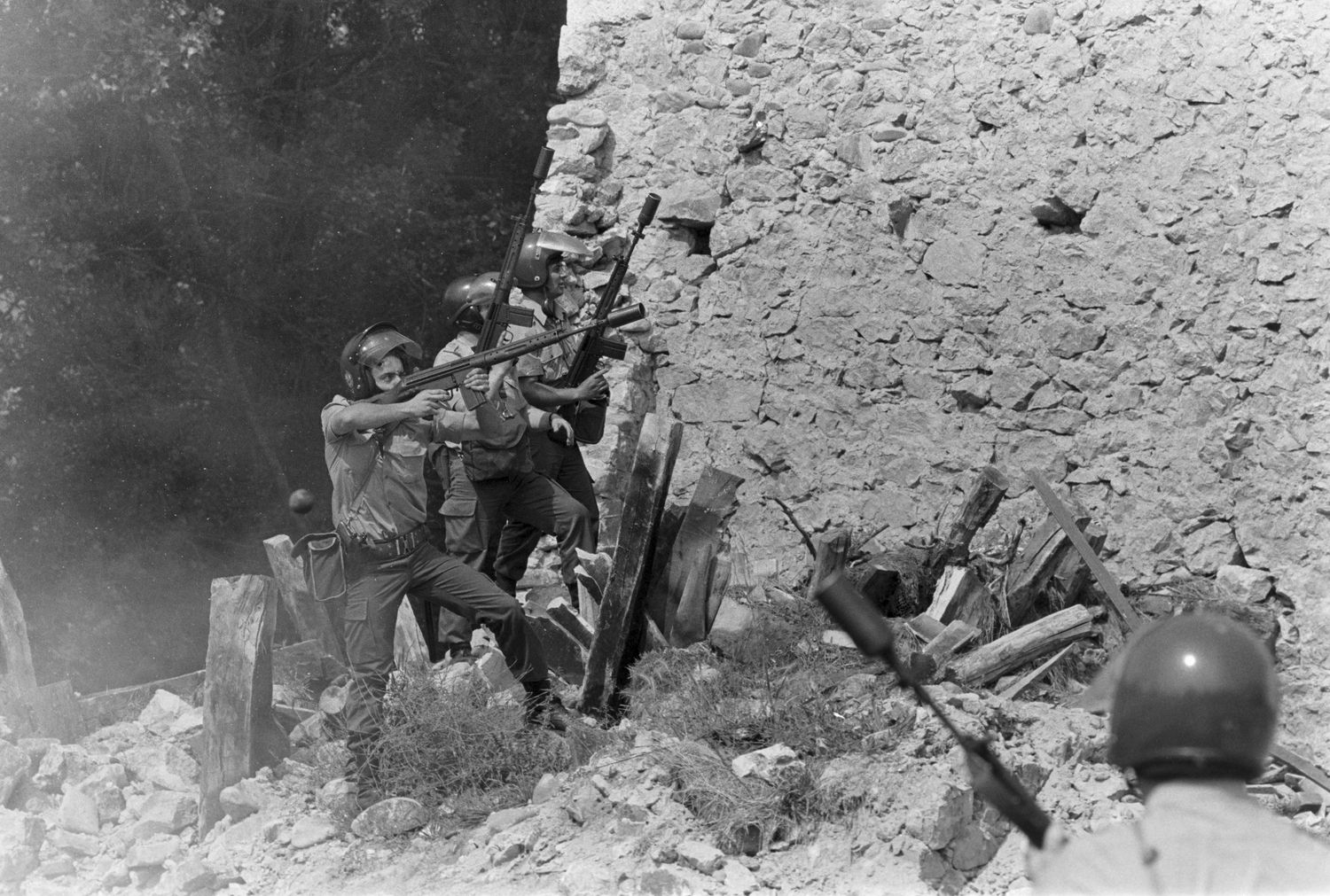 Fotografías realizadas por Mauricio Peña durante el desalojo de Riaño (León) en el año 1987, que ilustran el libro 'Riaño, el estado contra la montaña' de Emilio Gancedo | Mauricio Peña