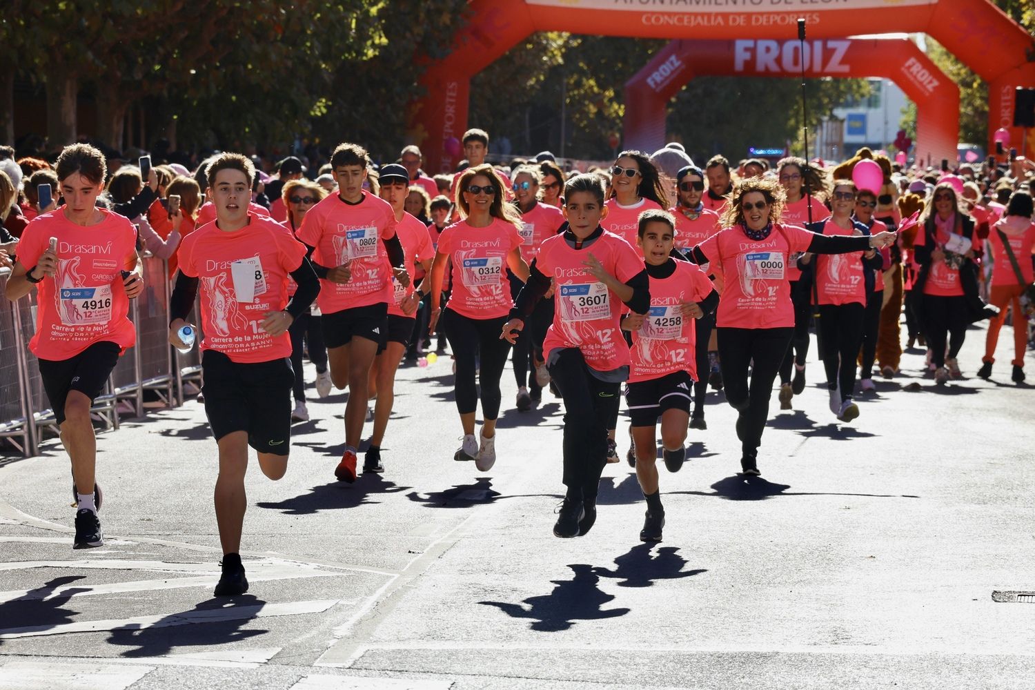 León se tiñe de rosa en una multitudinaria Carrera de la Mujer contra el cáncer de mama | Carlos S. Campillo / ICAL