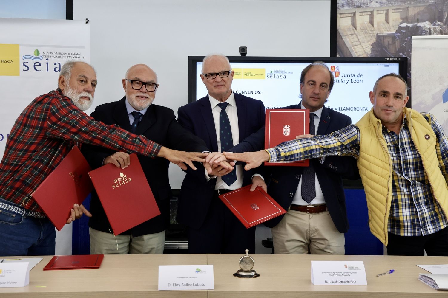 Firma de convenios entre Seiasa, la Junta y varias comunidades de regantes, entre ella la del Canal del Esla | Carlos S. Campillo / ICAL