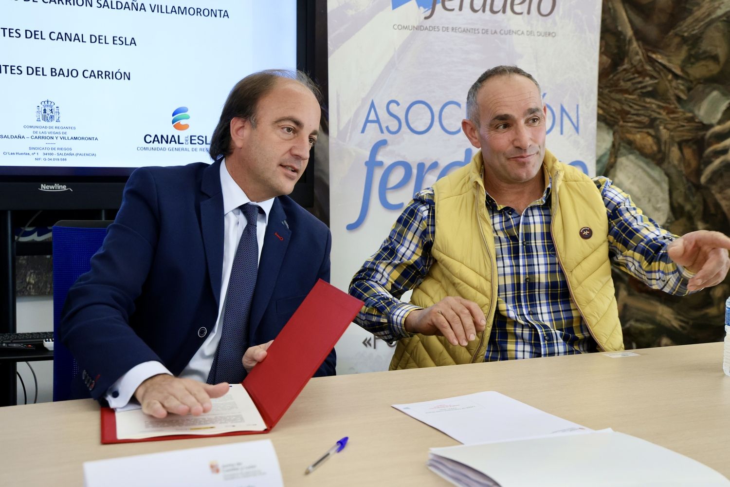 Firma de convenios entre Seiasa, la Junta y varias comunidades de regantes, entre ella la del Canal del Esla | Carlos S. Campillo / ICAL
