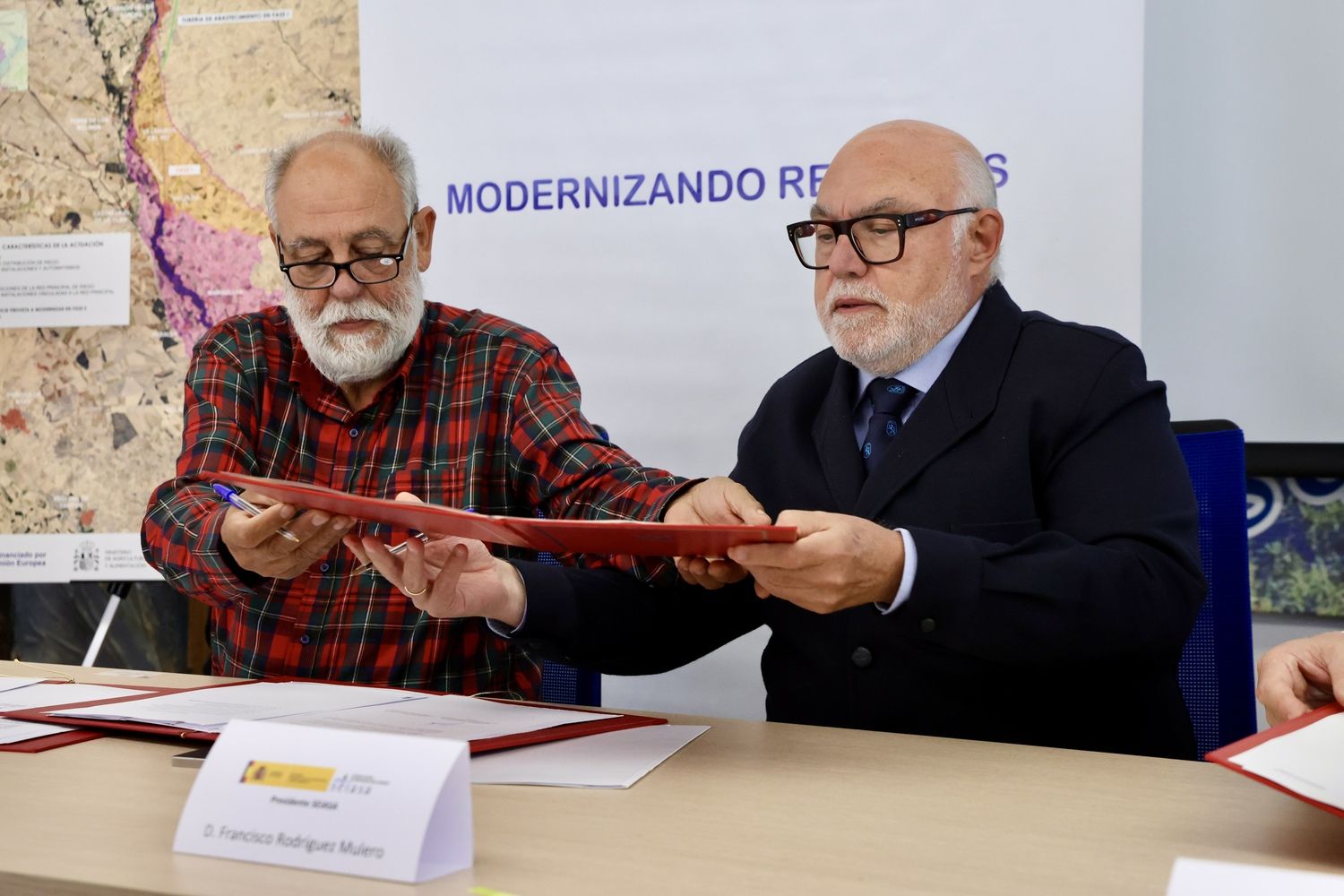 Firma de convenios entre Seiasa, la Junta y varias comunidades de regantes, entre ella la del Canal del Esla | Carlos S. Campillo / ICAL