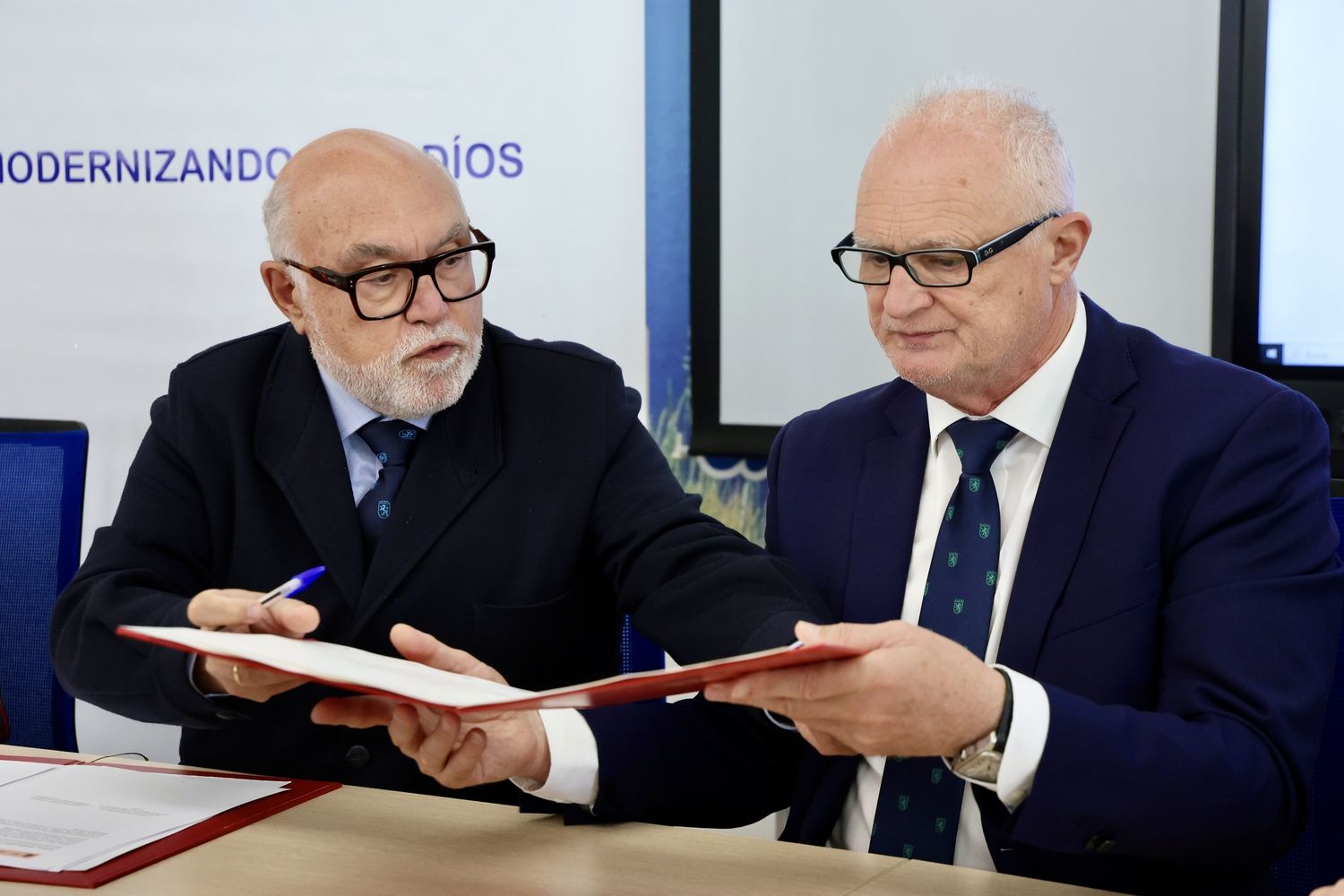 Firma de convenios entre Seiasa, la Junta y varias comunidades de regantes, entre ella la del Canal del Esla | Carlos S. Campillo / ICAL