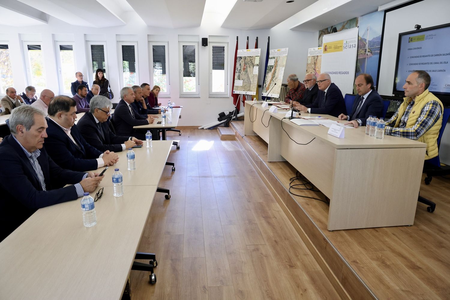 Firma de convenios entre Seiasa, la Junta y varias comunidades de regantes, entre ella la del Canal del Esla | Carlos S. Campillo / ICAL