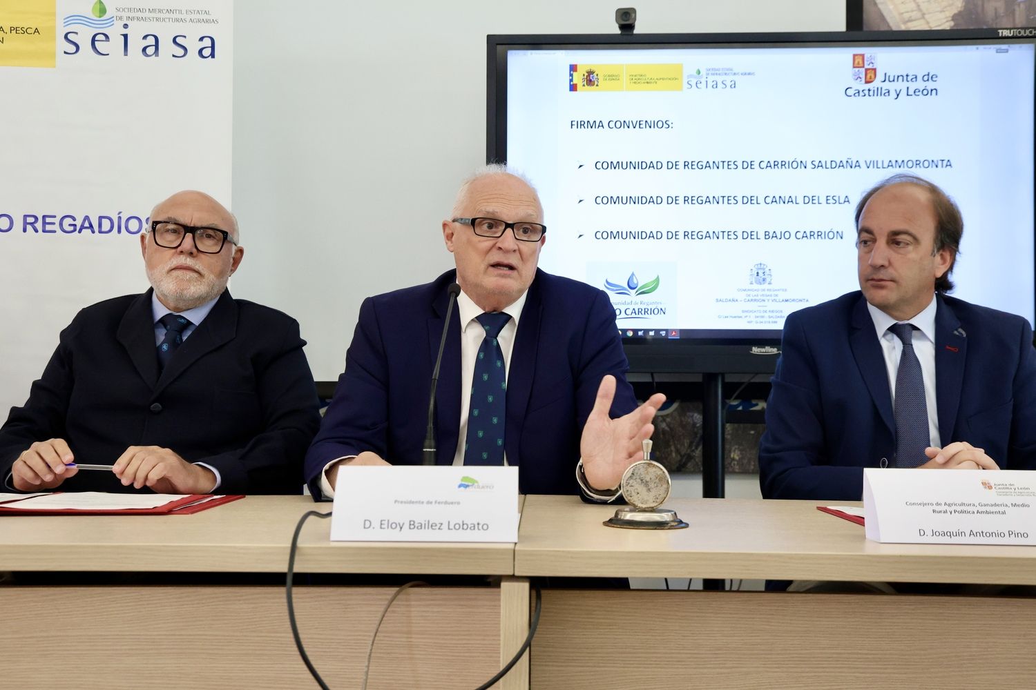 Firma de convenios entre Seiasa, la Junta y varias comunidades de regantes, entre ella la del Canal del Esla | Carlos S. Campillo / ICAL