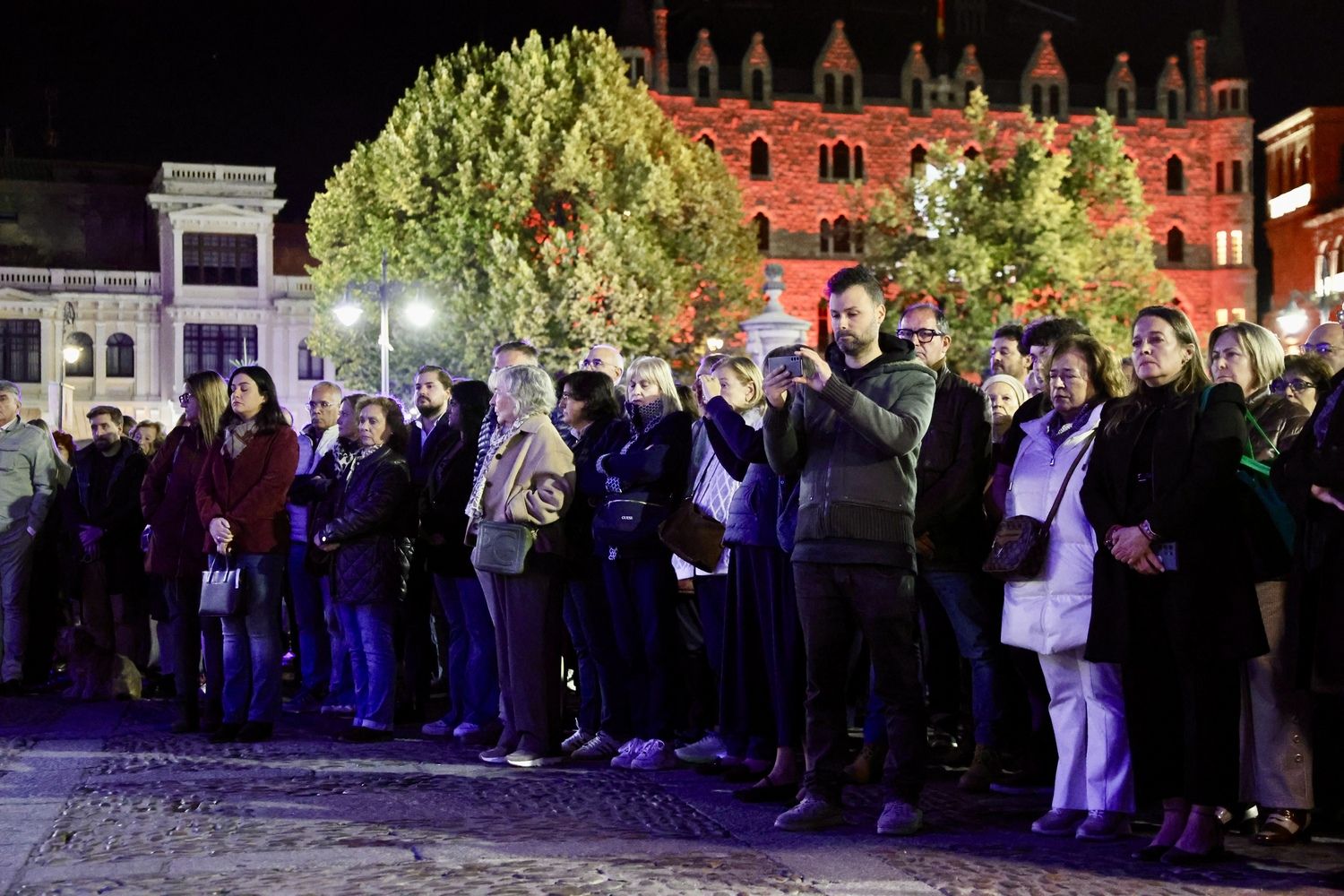 Minuto de silencio en memoria de las víctimas del accidente ferroviario en Toledo | Carlos S. Campillo / ICAL